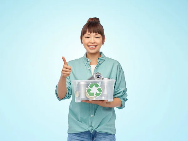Lächelnde junge Asiatin beim Sortieren metallischer Abfälle — Stockfoto
