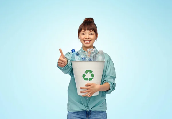 Усміхнена молода азіатська жінка сортує пластикові відходи — стокове фото