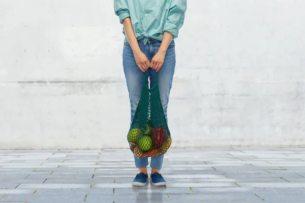 Femme avec de la nourriture dans un sac à ficelle réutilisable — Photo