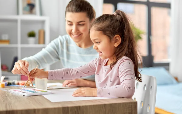 Mãe com pequena filha desenho em casa — Fotografia de Stock