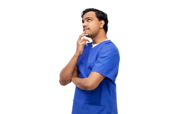 파란색 수술복을 입고 생각하는 인도 남성 의사 — 스톡 사진