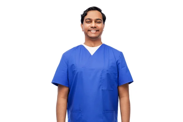 Χαρούμενος ινδός γιατρός ή νοσοκόμος με μπλε στολή — Φωτογραφία Αρχείου