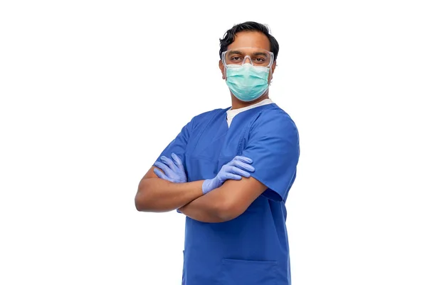 Indian manliga läkare i blå uniform och mask — Stockfoto