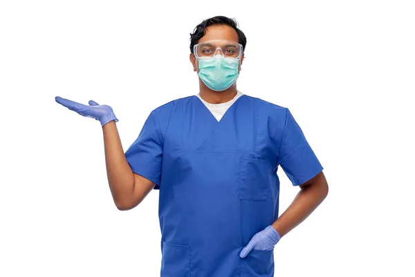 Indiaanse mannelijke arts in masker met iets — Stockfoto