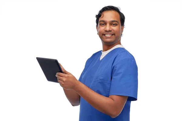 Усміхнений лікар або медсестра чоловічої статі за допомогою планшетного комп'ютера — стокове фото