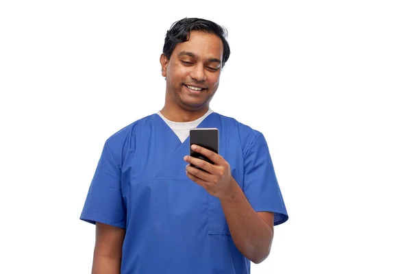Leende läkare eller manlig sjuksköterska som använder smartphone — Stockfoto