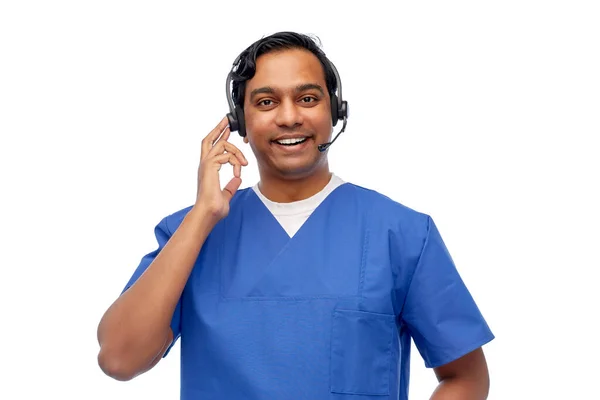 Leende indiansk läkare eller manlig sjuksköterska med headset — Stockfoto