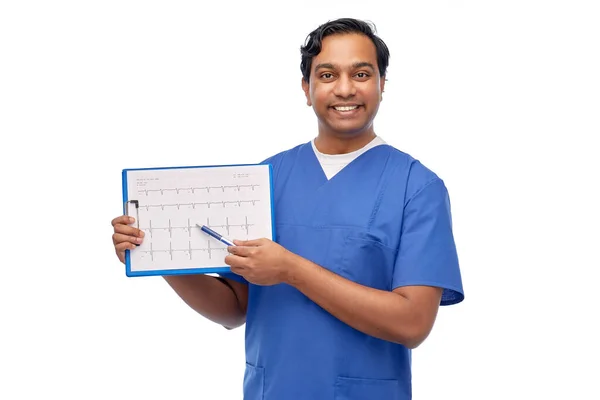 Sorridente médico masculino com cardiograma na área de transferência — Fotografia de Stock