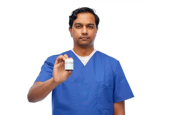 Indischer Arzt oder Krankenpfleger mit Medikamenten — Stockfoto