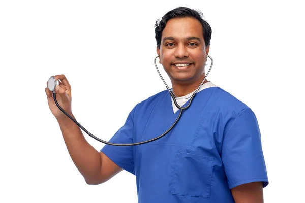 Glad indian manliga läkare eller sjuksköterska med stetoskop — Stockfoto