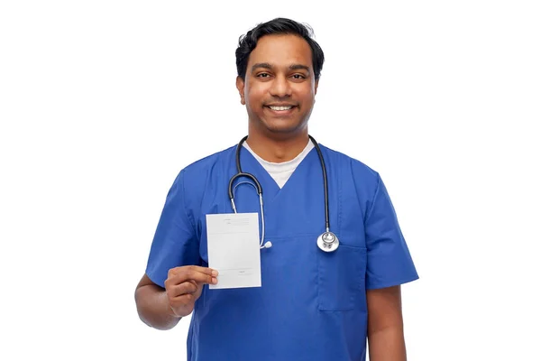 Médecin indien ou infirmier avec prescription — Photo