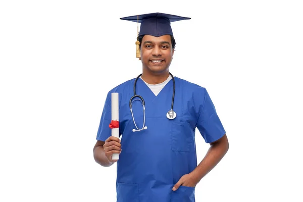 Счастливый индийский врач или медбрат со стетоскопом — стоковое фото
