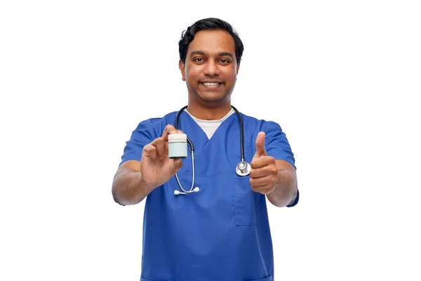 Indian manliga läkare med medicin visar tummen upp — Stockfoto