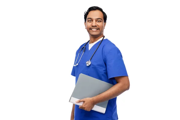 Счастливый индийский врач с папкой и стетоскопом — стоковое фото