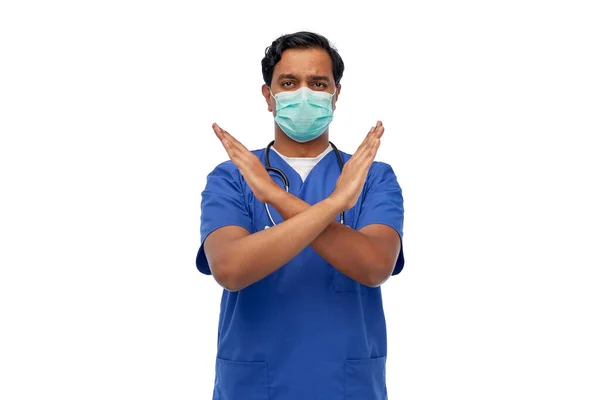 Indio hombre médico máscara mostrando rechazo gesto — Foto de Stock