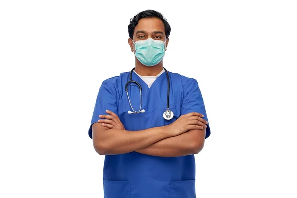 青い制服とマスクを着たインドの男性医師 — ストック写真