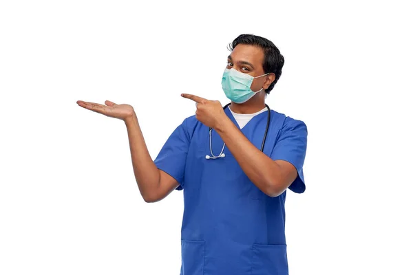 穿着蓝色制服和面罩的印度男医生 — 图库照片