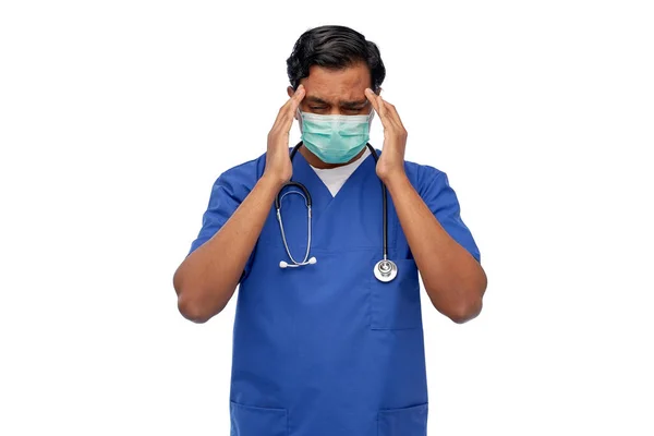 Stressad indiansk läkare i mask med huvudvärk — Stockfoto