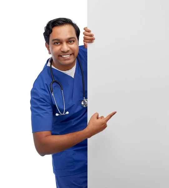 Sourire homme médecin ou infirmière avec grand tableau blanc — Photo