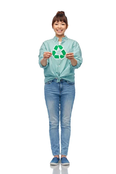 Smiling asian woman holding green recycling sign — Stock Photo, Image