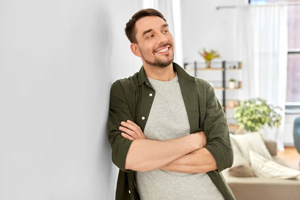 Feliz hombre sonriente con brazos cruzados en casa — Foto de Stock