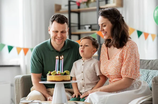 Glückliche Familie mit Geburtstagstorte zu Hause — Stockfoto