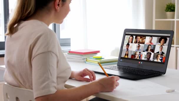 Femme avec dessin d'ordinateur portable et ayant appel vidéo — Video