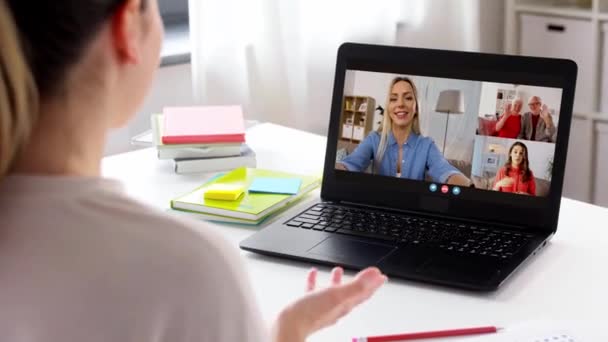 Kobieta z laptopem podczas rozmowy wideo w domu — Wideo stockowe