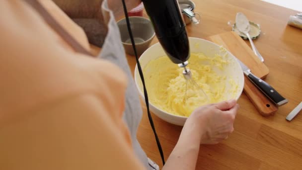 Hände mischen Butter mit Stabmixer — Stockvideo