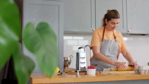 Mujer cocina comida y hornear en la cocina en casa — Vídeo de stock