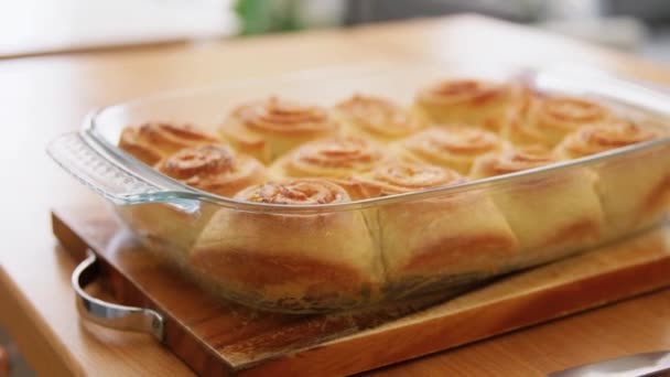 Bakade bullar i bakform på köksbord — Stockvideo