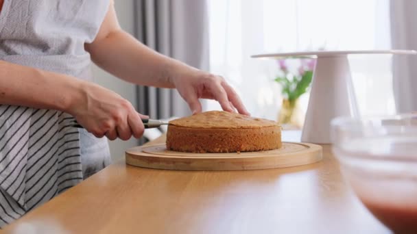 Nő főzés élelmiszer és sütés a konyhában otthon — Stock videók