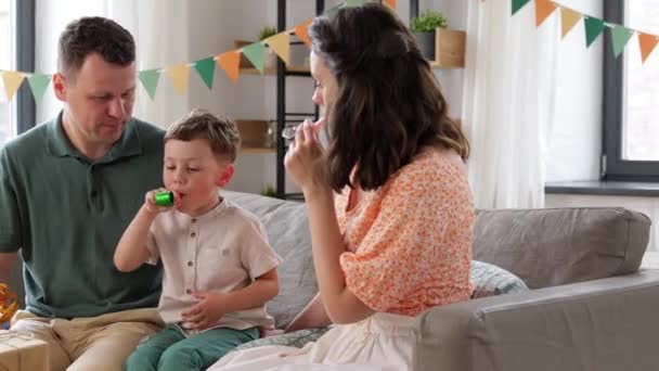 Família feliz com presentes e sopradores de festa em casa — Vídeo de Stock