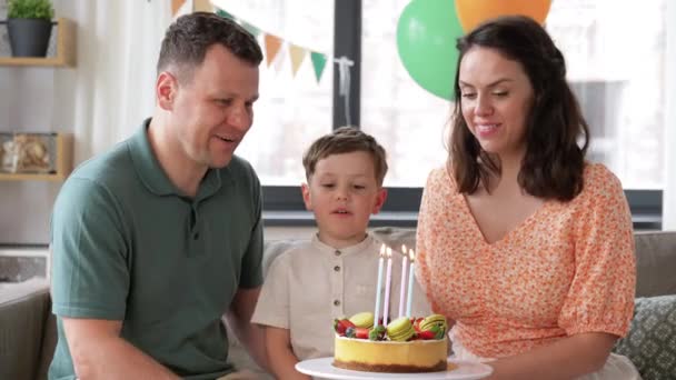 Gelukkig gezin met verjaardagstaart thuis — Stockvideo