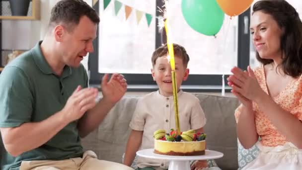 Szczęśliwa rodzina z tortem urodzinowym w domu — Wideo stockowe
