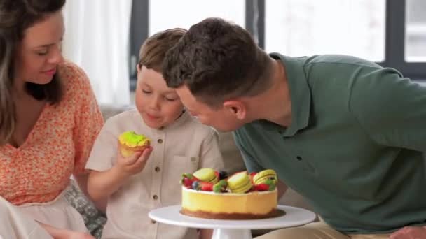 Famiglia felice con torta di compleanno alla festa di casa — Video Stock