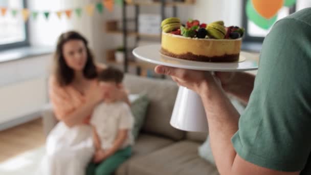 Famiglia felice con torta di compleanno alla festa di casa — Video Stock