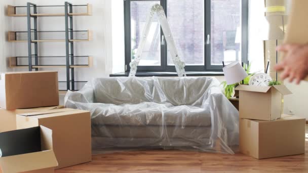 Gelukkig man met dozen verhuizen naar nieuw huis — Stockvideo