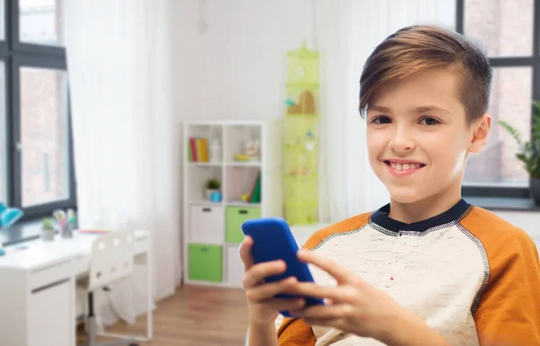 Αγόρι με smart sms ή παίζοντας στο σπίτι — Φωτογραφία Αρχείου
