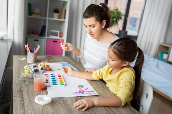 Mãe com pequena filha desenho em casa — Fotografia de Stock