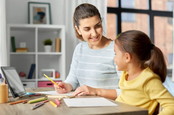 Mãe com pequena filha desenho em casa — Fotografia de Stock