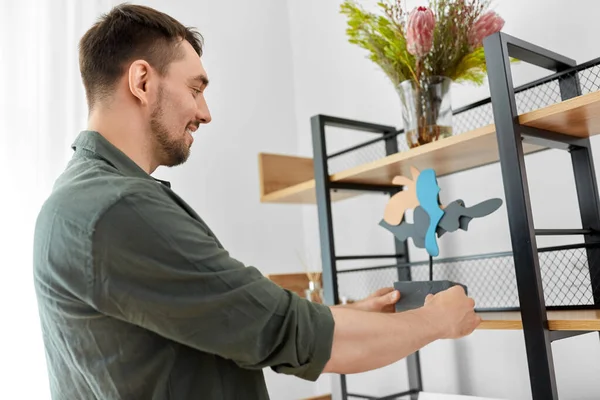 Hombre decorando casa con el arte en el marco —  Fotos de Stock