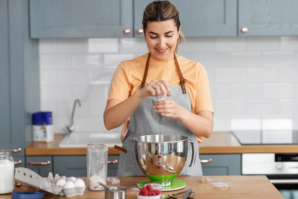 Feliz joven cocina comida en la cocina en casa — Foto de Stock