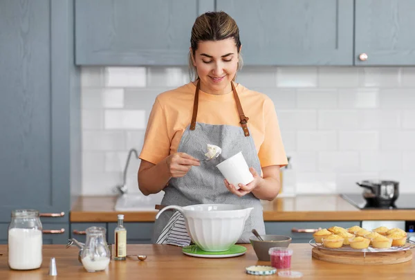 Mulher cozinhar alimentos e assar na cozinha em casa — Fotografia de Stock