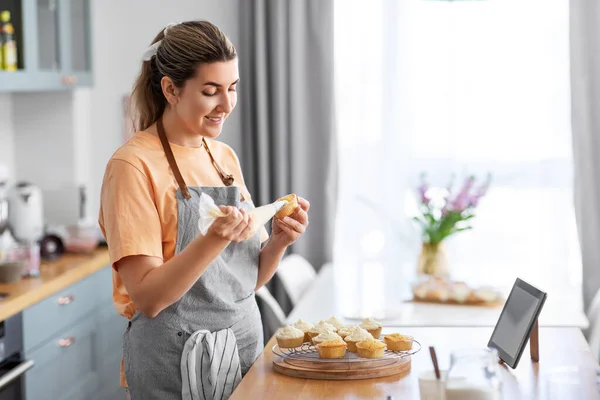 Kvinna matlagning mat och bakning på kök hemma — Stockfoto