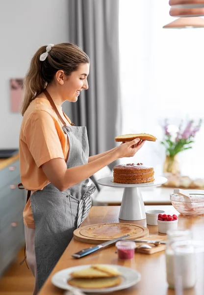 Kadın evde yemek pişiriyor ve yemek pişiriyor. — Stok fotoğraf