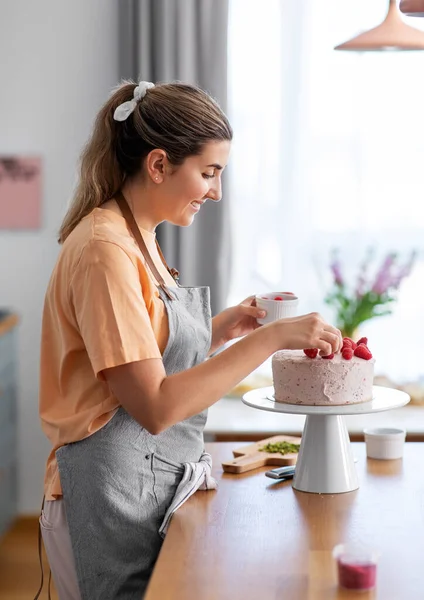 Woman cooking food and baking on kitchen at home — Stock Photo, Image