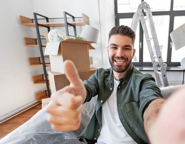 Man met video bellen en verhuizen naar een nieuw huis — Stockfoto