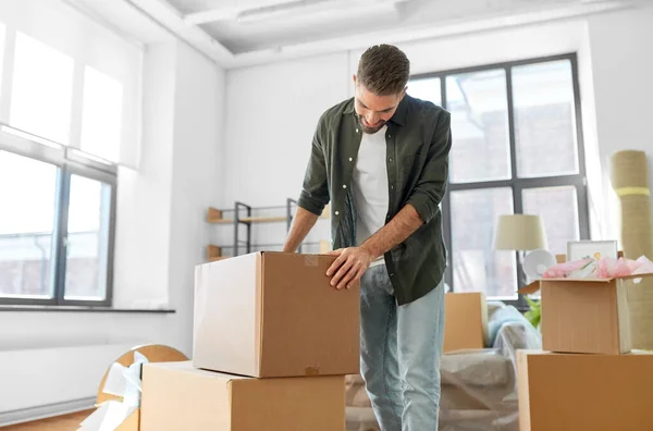 Glad man med lådor flyttar till nytt hem — Stockfoto