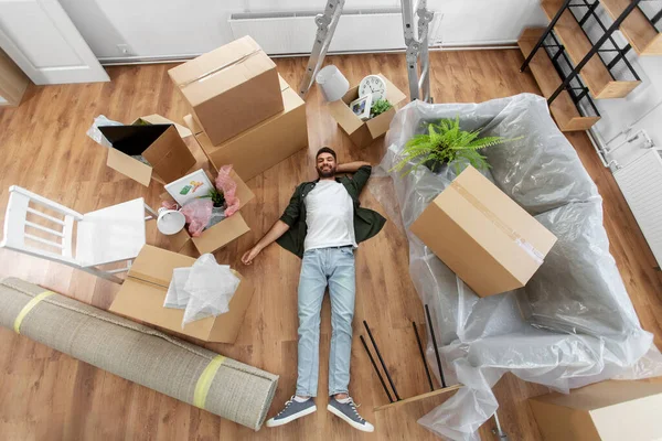Ευτυχισμένος άνθρωπος με κουτιά που μετακομίζουν σε νέο σπίτι — Φωτογραφία Αρχείου